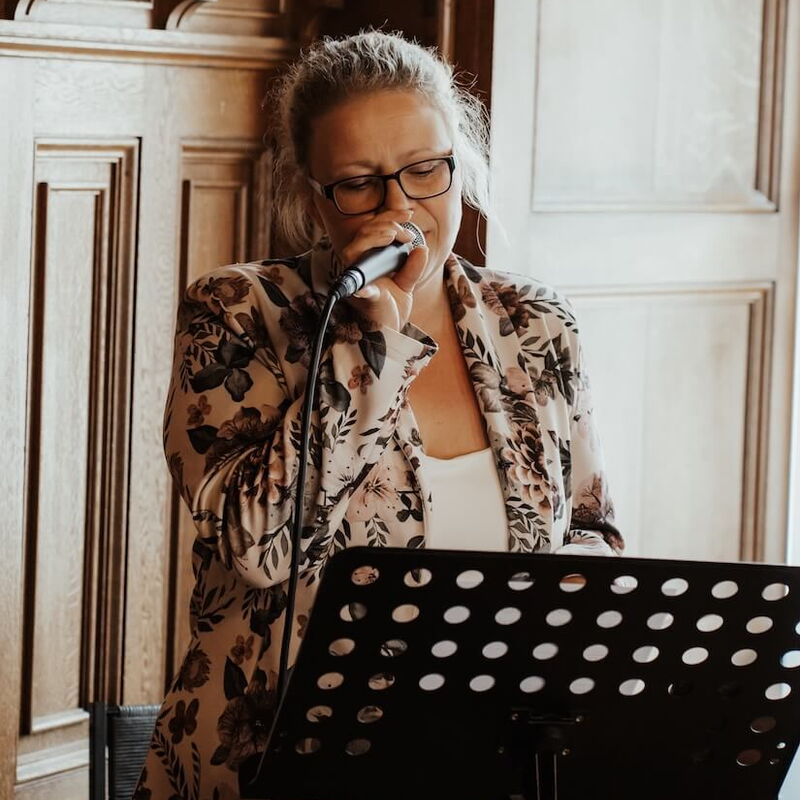 Sängerin Vanessa Benjamins Portrait von Vanessa Benjamins beim Singen
