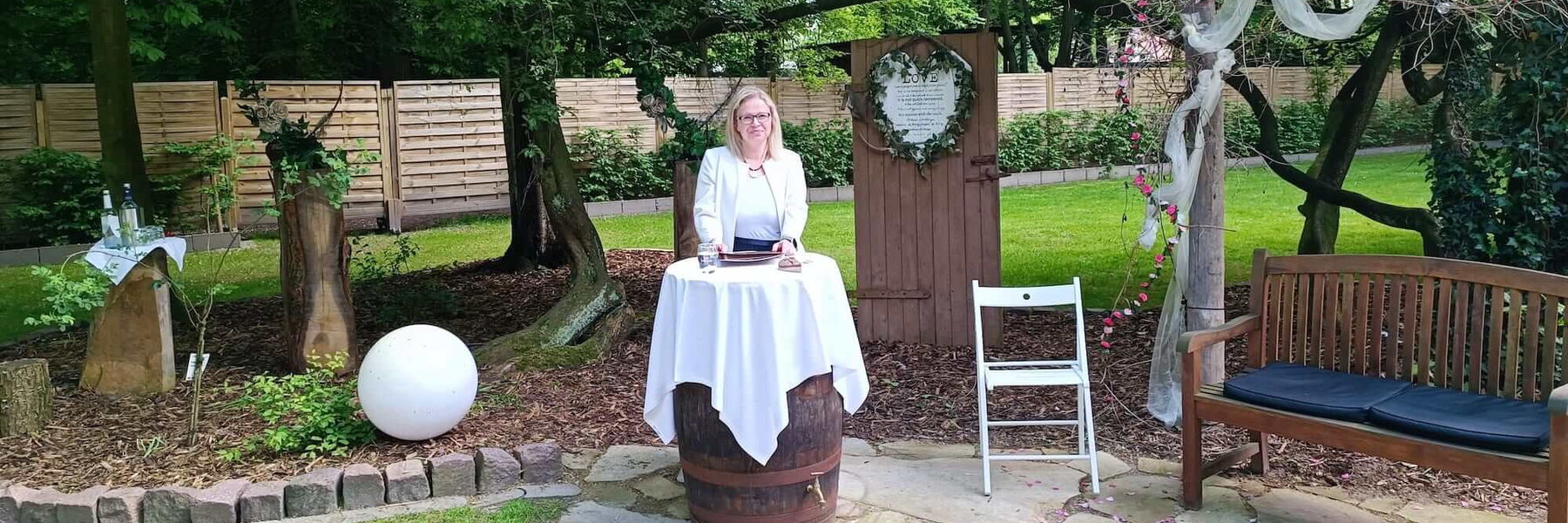 Vanessa Benjamins in einem Garten an einem Stehtisch