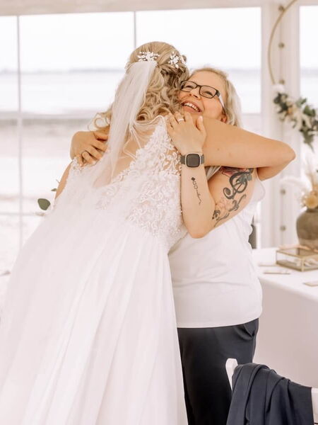 Vanessa Benjamins umarmt eine Braut bei einer Hochzeit