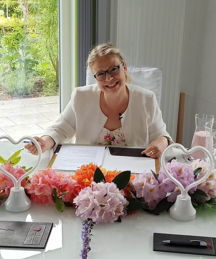 Rednerin für Trauungen Vanessa Benjamins Agentur Heimathafen Vanessa Benjamins bei der Vorbereitung einer Rede an einem Tisch
