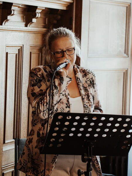 Portrait von Vanessa Benjamins beim Singen