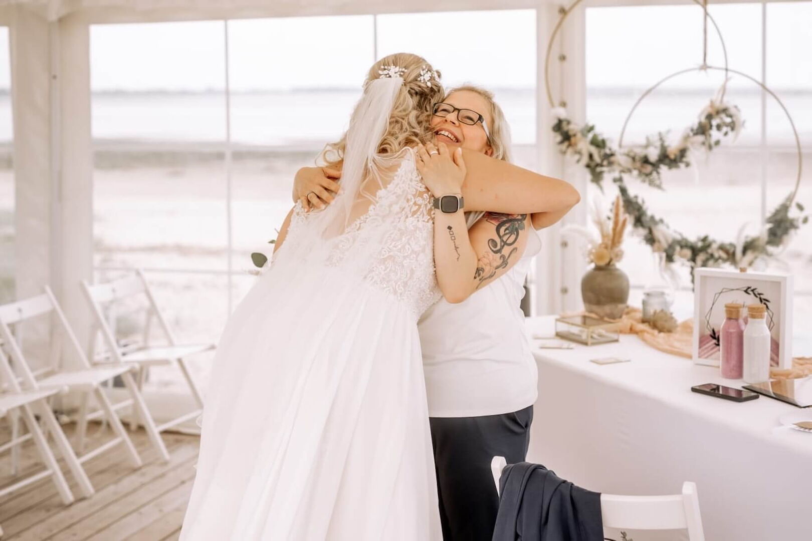 Rednerin für Trauungen Vanessa Benjamins Agentur Heimathafen Vanessa Benjamins umarmt eine Braut bei einer Hochzeit